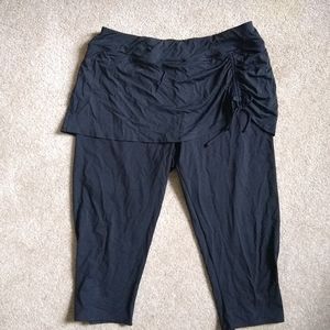 Lands End black skirted swim capris 18